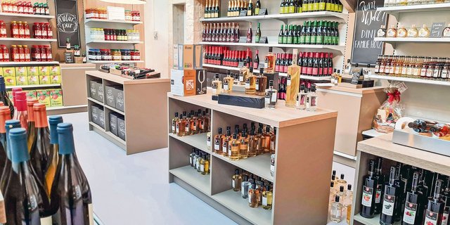 Im Gegensatz zur geschlossenen Gastronomie floriert der Absatz regionaler Weine online, in Hofläden und im Detailhandel. Das Bild zeigt den Hofmärcht in der Landi Baar.(Bild Franziska Jurt)