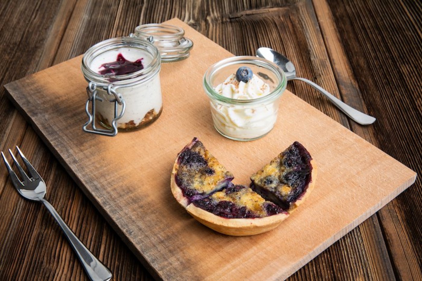 Heidelbeere-Nidlefladen mit Beerentraum. (Bild Ueli Christoffel/SRF)