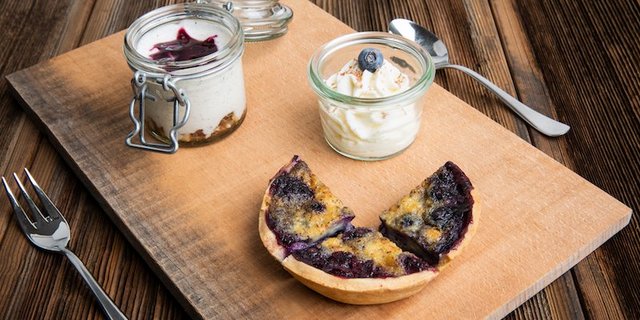 Heidelbeere-Nidlefladen mit Beerentraum. (Bild Ueli Christoffel/SRF)