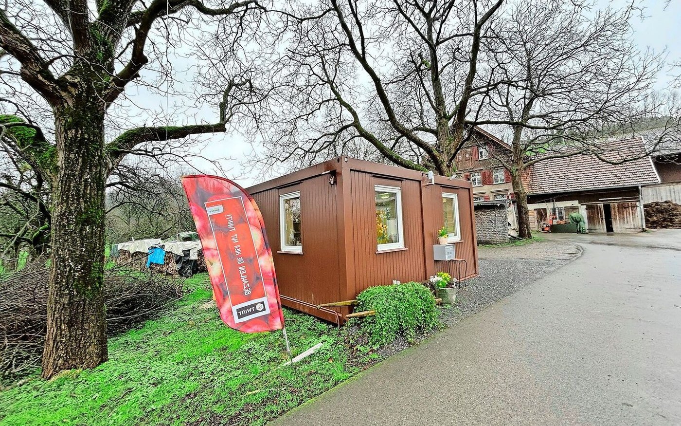 Der Hofladen aus nebeneinander gebauten Containern.