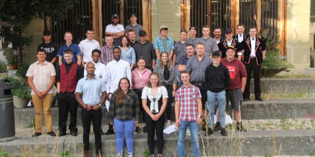 Beiträge von Lernenden und Lehrpersonen bereicherten die Feier, die Gäste virtuell mitverfolgen konnten. (Bild Inforama Rütti)