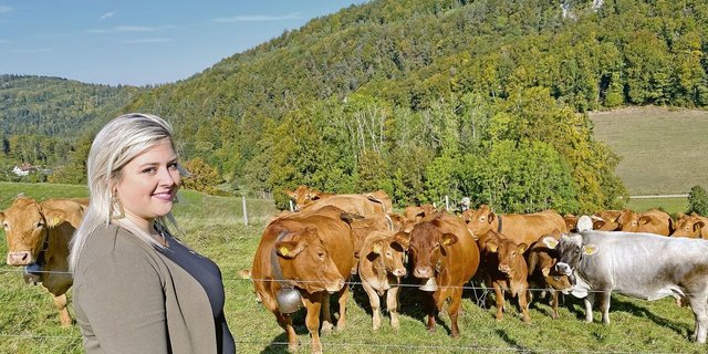 Betriebsleiterin Edwige Steulet mit einem Teil ihrer Mutterkuhherde. Sie setzt vor allem auf die Rasse Limousin. Zudem ist die junge Bäuerin Präsidentin der jurassischen Bäuerinnenorganisation und im Gesundheitswesen tätig.