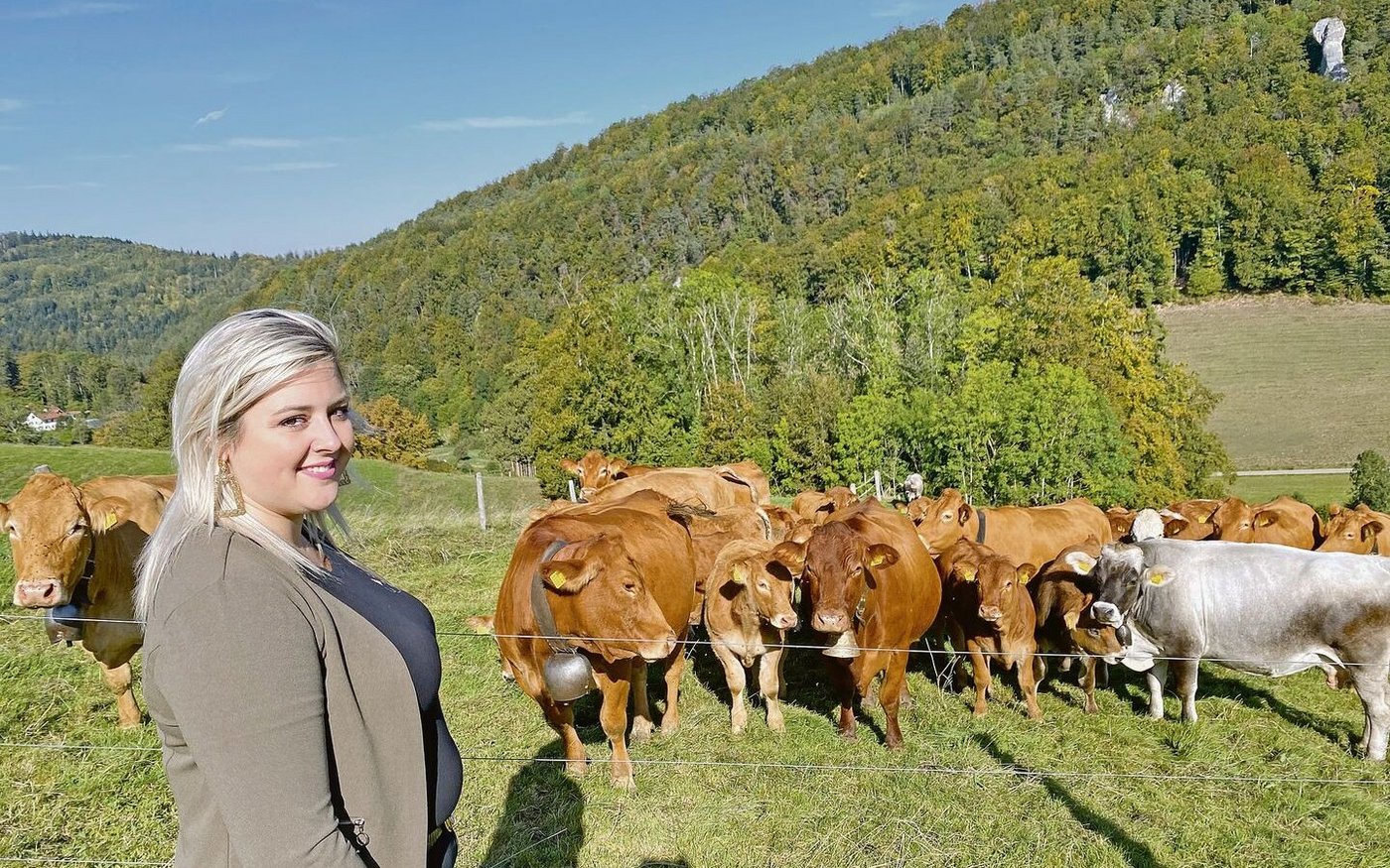 Betriebsleiterin Edwige Steulet mit einem Teil ihrer Mutterkuhherde. Sie setzt vor allem auf die Rasse Limousin. Zudem ist die junge Bäuerin Präsidentin der jurassischen Bäuerinnenorganisation und im Gesundheitswesen tätig.