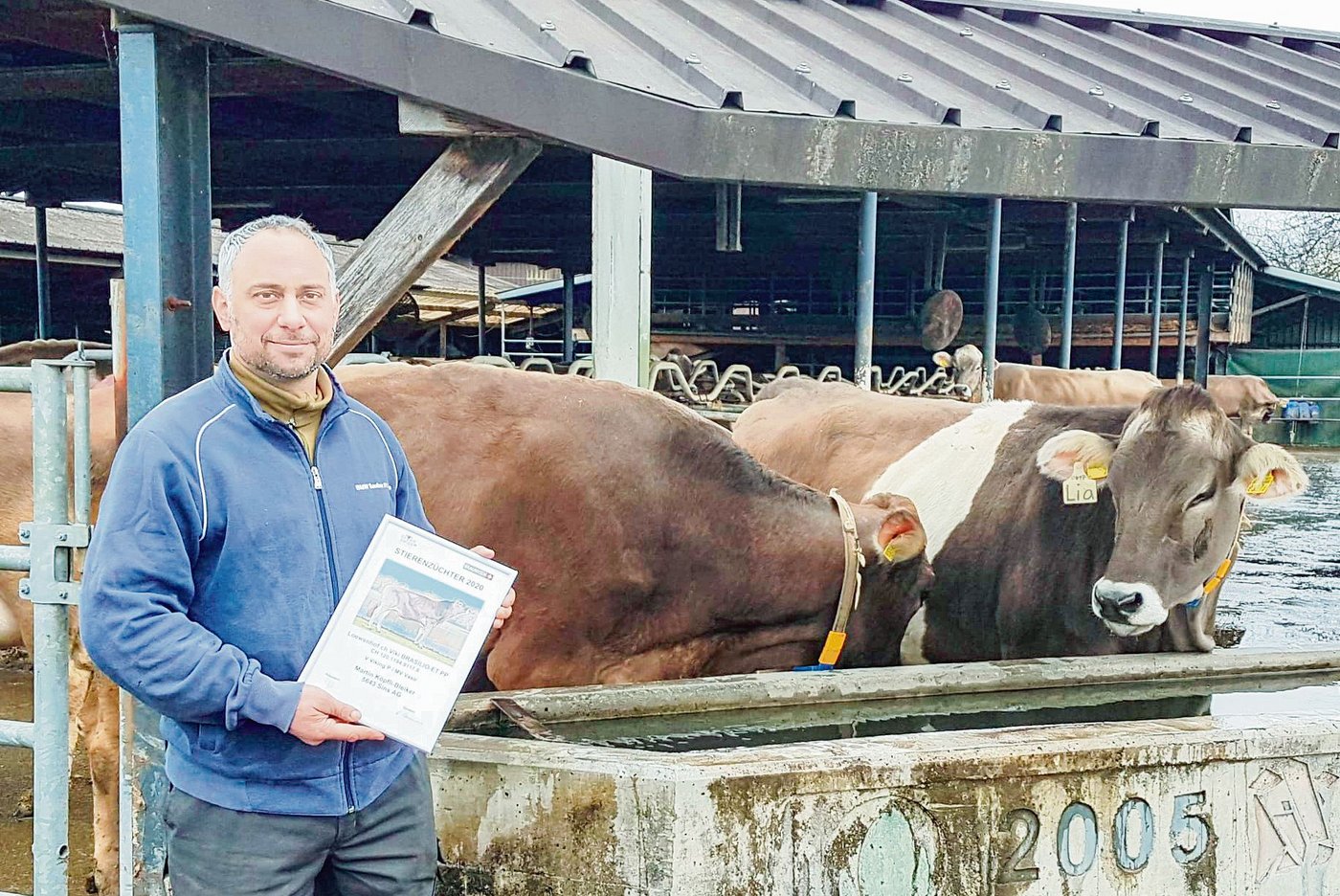 Martin Köpfli aus Sins wurde als Züchter des Stiers Loewenhof.ch Viking Brasilio geehrt.  (Bild Cyrill Gauch)