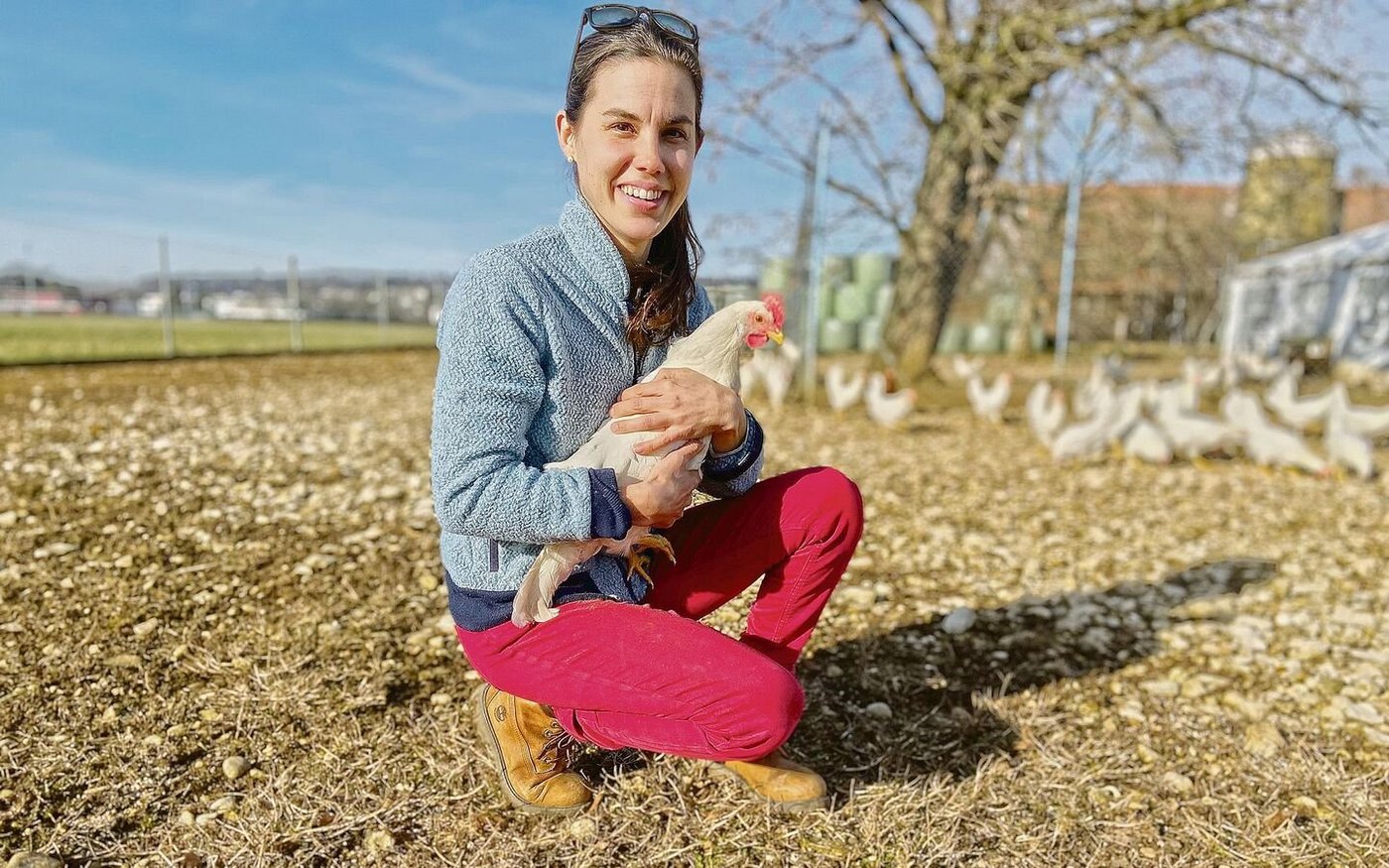 Simone de Coulon mit einer der 670 Legehennen. Die Althennen vermarkten sie als Suppenhühner ab Hof. 