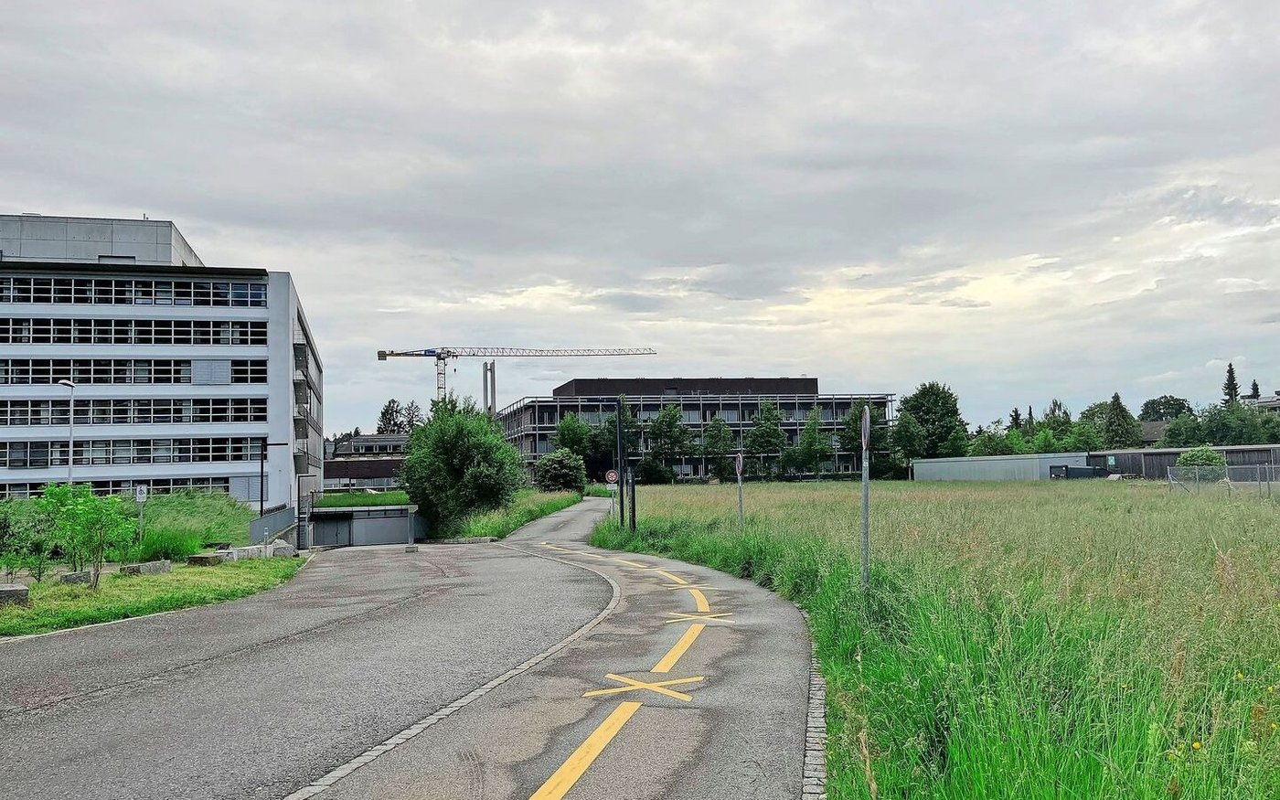 Auf dem Gelände gebe es u. a. unterirdische Sitzungsräume und eine Einstellhalle, es sei nicht fürs Befahren mit einem Traktor gemacht. Ausserdem handle es sich bei den Wiesen rund ums BLW um verpachtete BFF.
