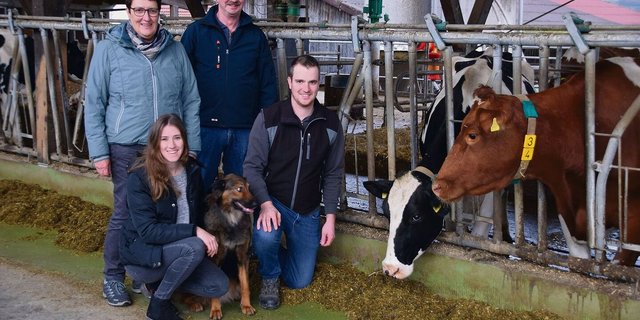 Therese und Hans-Peter Tschannen mit Sohn Simon und dessen Freundin Jessica Walther mit der Hündin Malu. Die ganze Familie zieht an einem Strick: 2025 möchte das junge Paar den Betrieb übernehmen. 