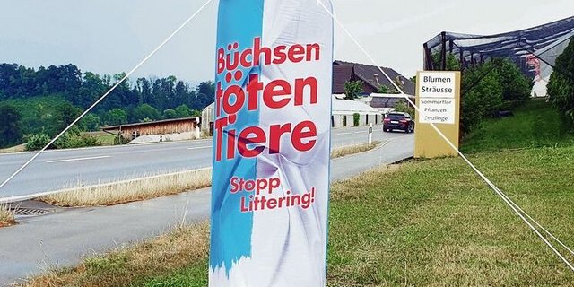 Aufblasbare grosse Büchsen machen im Kanton Luzern auf die Risiken von Littering aufmerksam. 