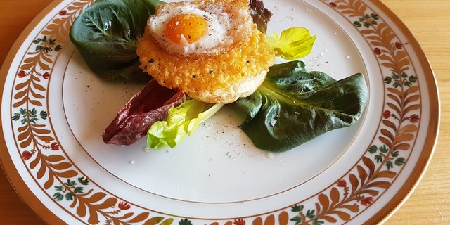 Wachtelei auf Mandelblätterteig mit Parmesantaler ist eine wunderbare, österliche Vorspeise. (Bild mib)