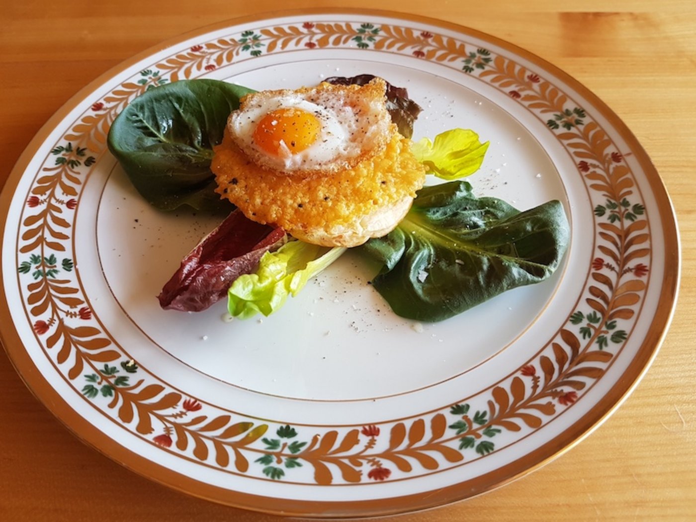 Wachtelei auf Mandelblätterteig mit Parmesantaler ist eine wunderbare, österliche Vorspeise. (Bild mib)