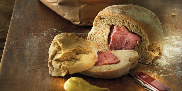 Schinken im Brotteig gelingt praktisch immer und passt praktisch immer. (Bild Fona-Verlag)