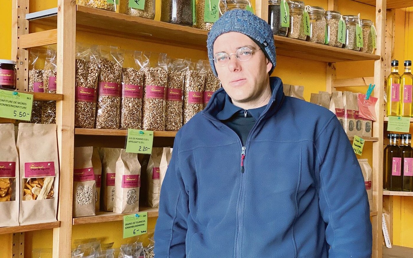 Samuel Theiler im Hofladen: Der Wäberhof ist ein vielseitiger Betrieb mit vielen Produkten, die unter anderem auf fünf Märkten verkauft werden. Das braucht klare Strukturen und viel Personal.  
