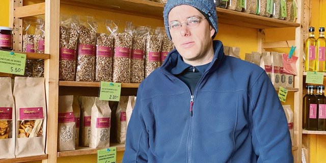 Samuel Theiler im Hofladen: Der Wäberhof ist ein vielseitiger Betrieb mit vielen Produkten, die unter anderem auf fünf Märkten verkauft werden. Das braucht klare Strukturen und viel Personal.  