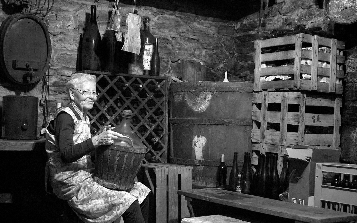 Marie in ihrem Keller in Visperterminen, mit dem 28-jährigen Schnaps, den ich unbedingt probieren will.