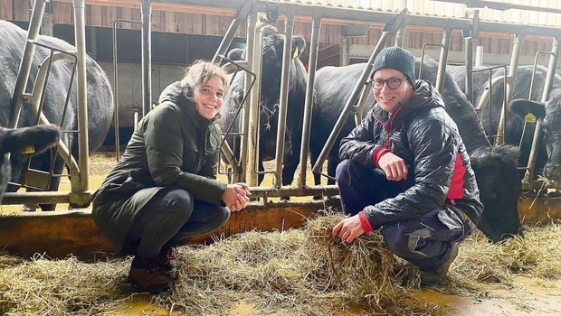 Johanna und Beat Bergmann wollen auf ihrem Betrieb Kreisläufe schliessen. Daher experimentieren die Agronomin und der Landwirt auch mit Ansätzen der Regenerativen Landwirtschaft.