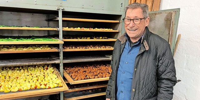 Peter Hauri betreibt die Dörranlage in Rafz seit 12 Jahren. Während der Saison nimmt er an drei Vormittagen pro Woche frisches Obst und Gemüse entgegen. Das fertige Dörrgut wird anschliessend von den Besitzer(innen) abgeholt.