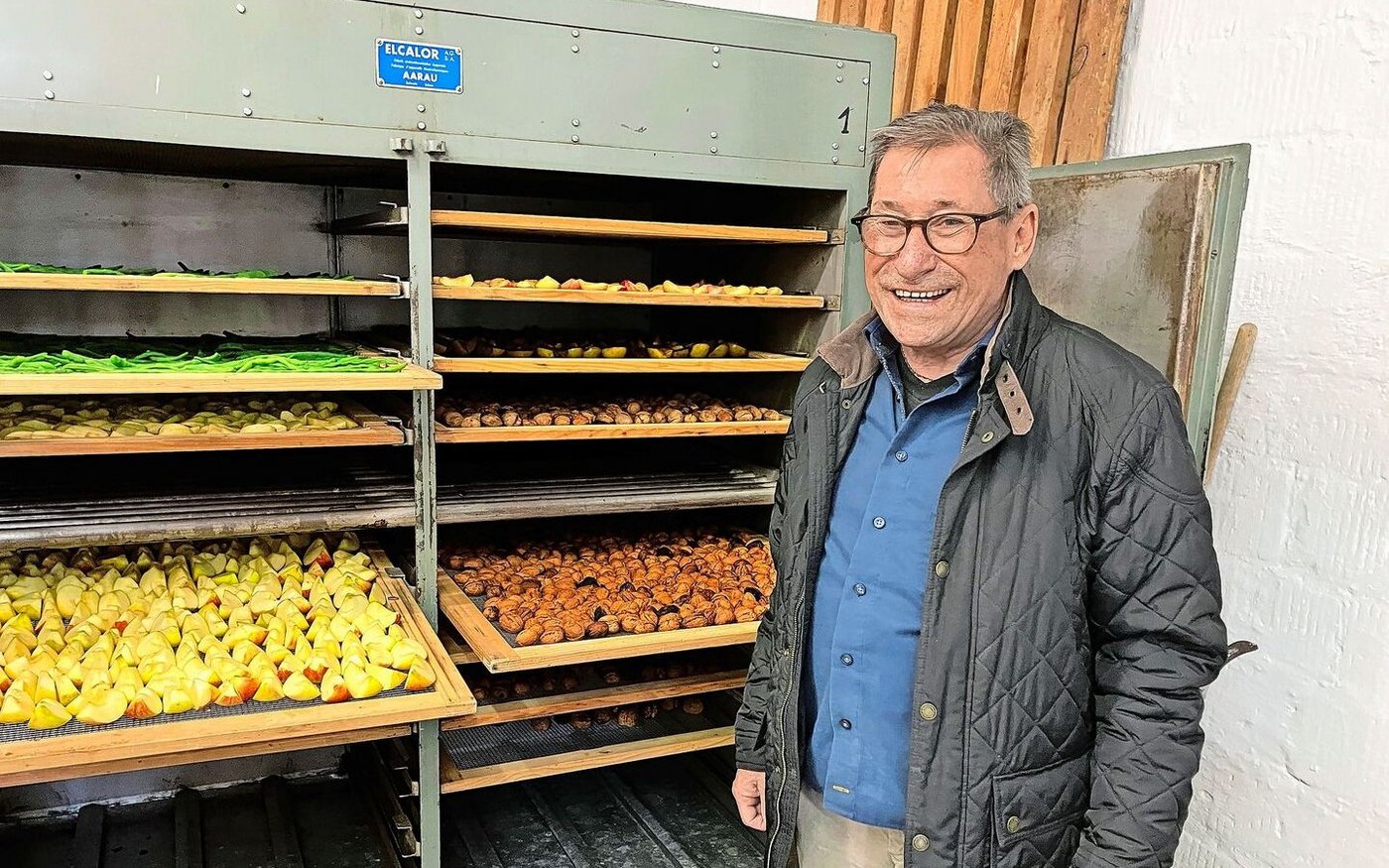 Peter Hauri betreibt die Dörranlage in Rafz seit 12 Jahren. Während der Saison nimmt er an drei Vormittagen pro Woche frisches Obst und Gemüse entgegen. Das fertige Dörrgut wird anschliessend von den Besitzer(innen) abgeholt.