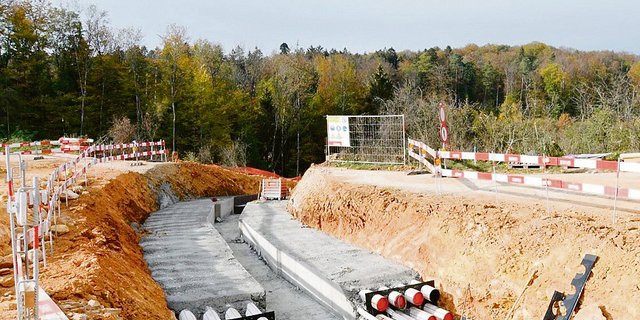 Starkstrom-Leitungen im Boden brauchen viel Platz, sind dann aber versorgt (l.) – Freileitungen sind ästhetisch eher unerwünscht, befürchtet wird zudem eine Strahlenbelastung (r.) (Bild Swissgrid/js)