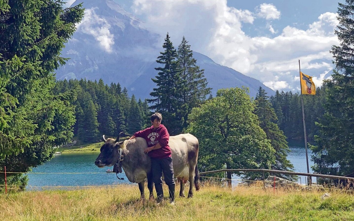 Barbara Schilter verarbeitet bei der Sennhütte die Milch von 17 Kühen. Sie betreut nicht nur Tiere, sondern bewirtet auch Gäste. Ihr Tag beginnt morgens um fünf und endet abends mit dem Alpsegen.	