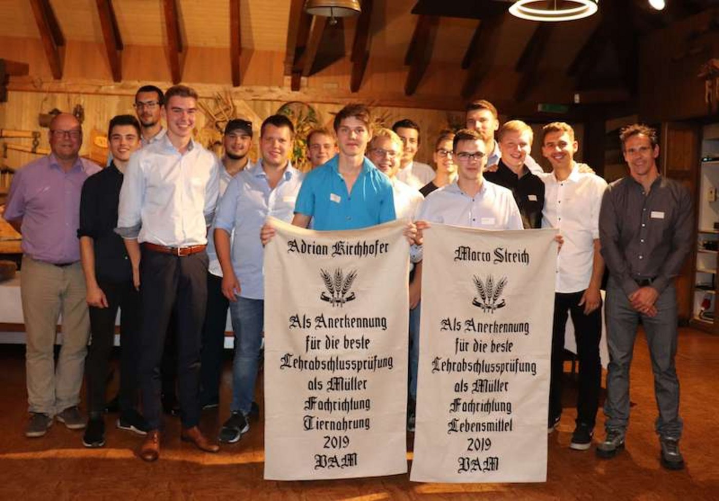 Die Vierzehn neuen Müller mit den beiden Jahrgangsbesten im Vordergrund. (Bild zVg)