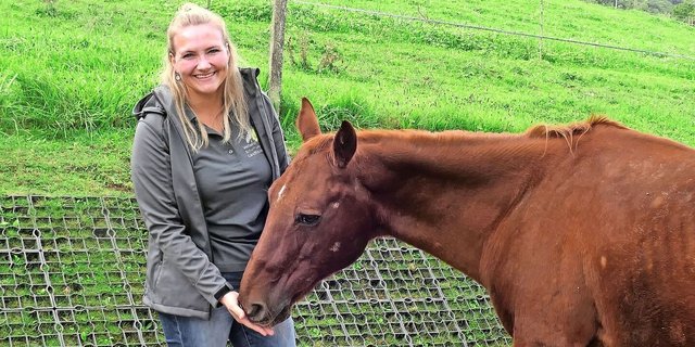 Jana Schwaninger mit ihrem Freizeitpartner Jack. Der Quarter-Horse-Wallach lebt mit fünf Pensionspferden im grosszügigen Gruppenstall.