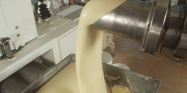 Die Schweizer Butterproduktion vermag nicht Schritt zu halten mit der Nachfrage. Deshalb wird bald noch mehr importiert. (Bild Archiv)