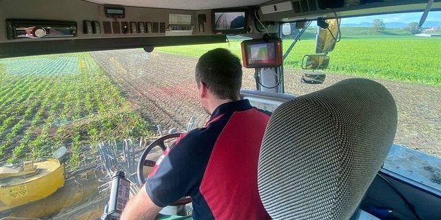 Auf dem Rübenroder: Trotz der aktuellen Flaute auf dem Weltmarkt lohnt sich der Anbau laut Schweizer Zucker AG nach wie vor.