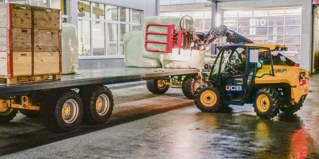Durch Grossballen, Paloxen usw, hat der Leistungsbedarf beim landwirtschaftlichen Güterumschlag zugenommen.(Bild bs)
