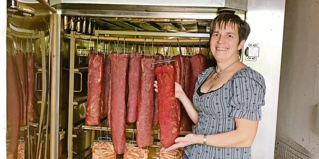 Claudia Speck räuchert in ihrem Ofen hauptsächlich Schweins-Mostbröckli und Speckseiten. Mit einer neuen umweltfreundlichen Technologie können nun die Räucherzeiten verkürzt werden. (Bild Alexandra Stückelberger)