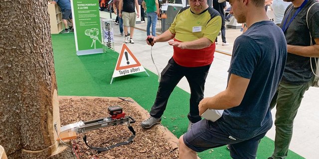 Hans Dettwiler von Wald Schweiz präsentiert den fernbedienbaren Fällkeil. Der vermindert das Risiko bei herabfallenden Ästen.