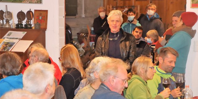 Im Buch «Pilzresistente Traubensorten» fasst Fredi Strasser seine Erfahrungen aus der Praxis und seine fachlichen Kenntnisse zusammen. Er freut sich über die vielen Gäste an der Vernissage. (Bild Roland Müller)