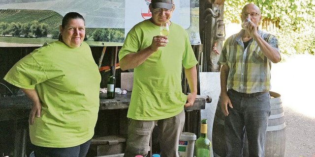 Urs Buser (r.) vom Verband der Weinproduzenten Region Basel-Solothurn auf dem Weingut von Conny und Urs Rinklin. 