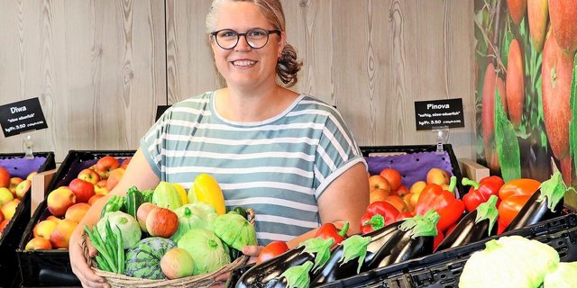 Doris Suter vom Loorhof in Lupfig lädt ihre Kundschaft zu kulinarischen Entdeckungen ein.  Im Angebot sind auch Patissons, farbige Zucchetti und Wassermelonen. 