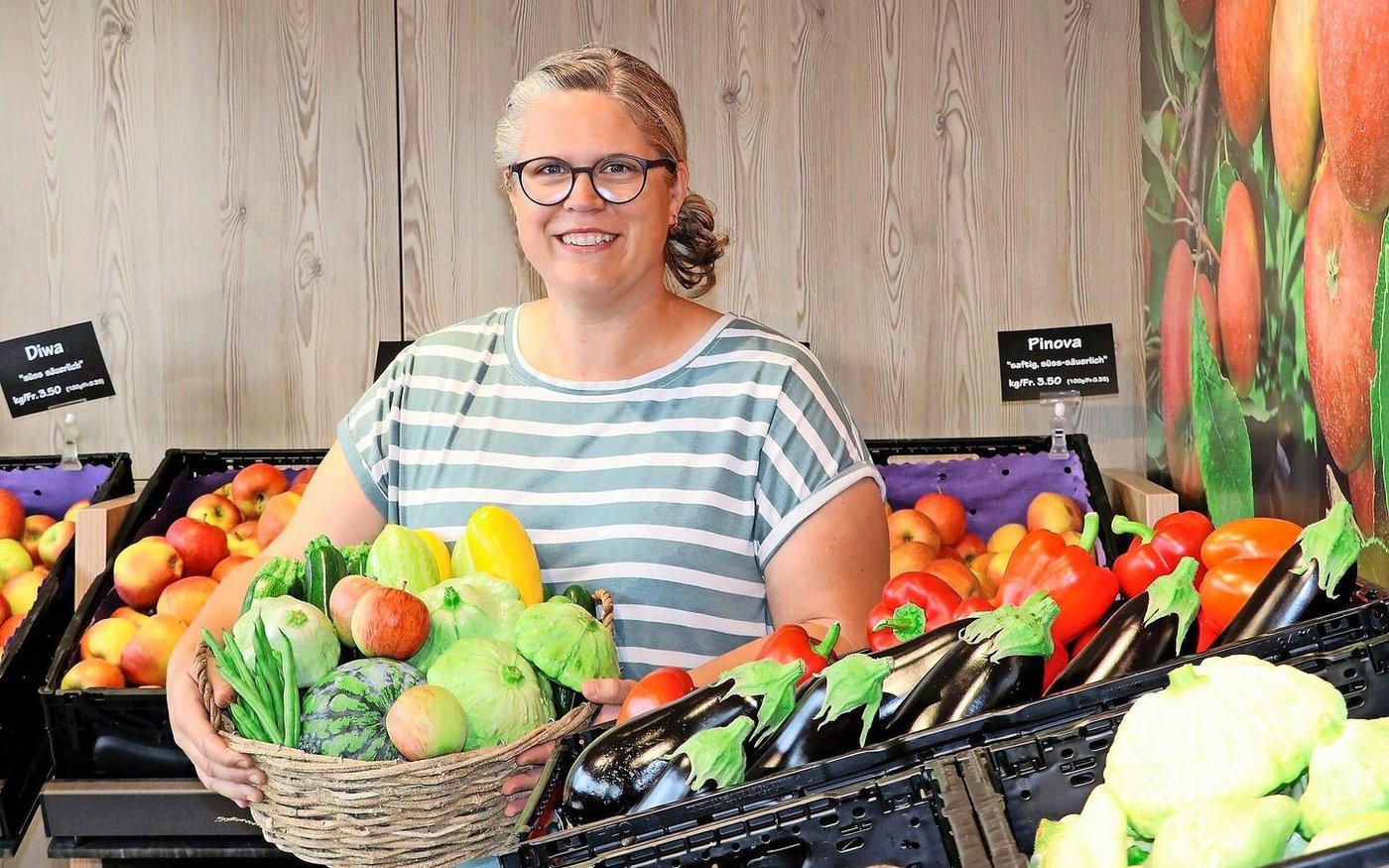 Doris Suter vom Loorhof in Lupfig lädt ihre Kundschaft zu kulinarischen Entdeckungen ein.  Im Angebot sind auch Patissons, farbige Zucchetti und Wassermelonen. 