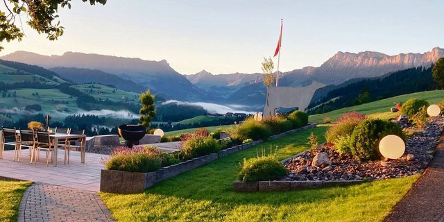 Bei der ersten Tasse Kaffee das Panorama geniessen: Das ist Erholung pur. Ein Hingucker ist dabei auchdie rund 800 kg schwere Kuh aus Sichtbeton – eine Idee von Adrian Siegenthaler.