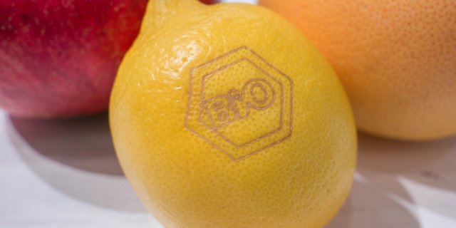 Mit der neuen Lasermaschine von EcoMark lassen sich nun auch Zitrusfrüchte bearbeiten. (Bild David Eppenberger)