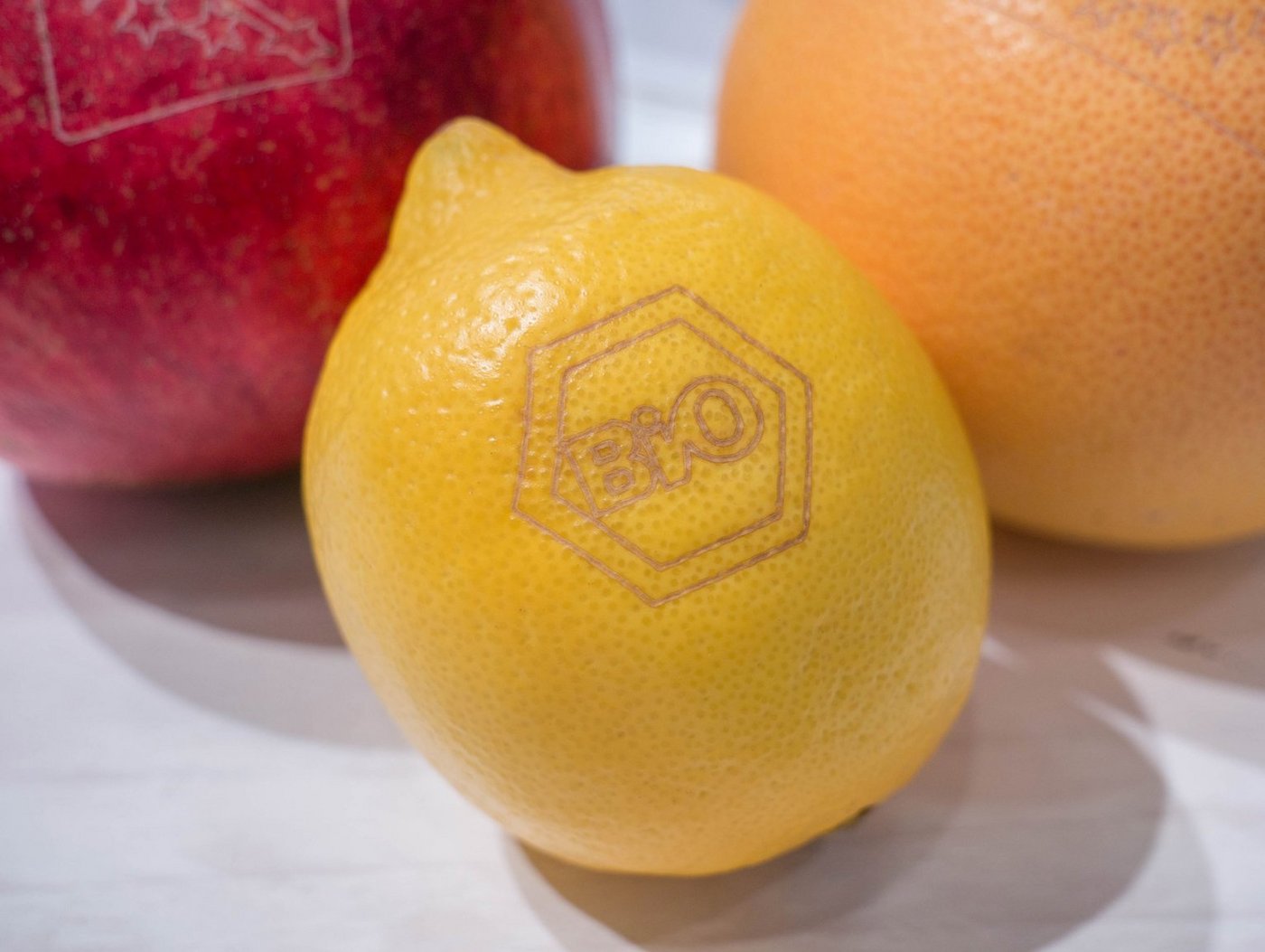 Mit der neuen Lasermaschine von EcoMark lassen sich nun auch Zitrusfrüchte bearbeiten. (Bild David Eppenberger)