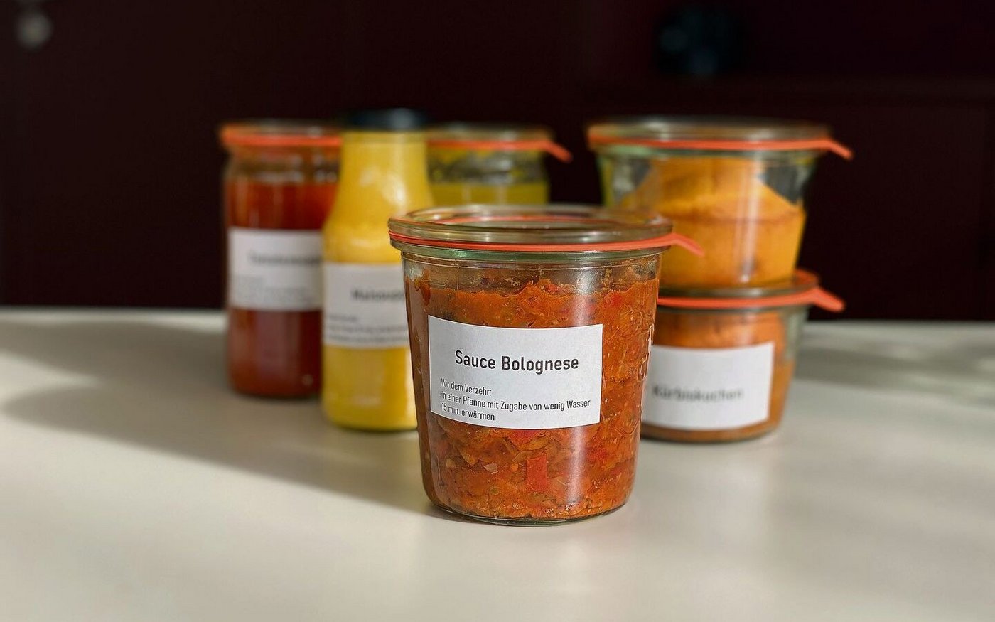 Sogenannte «Ready to eat»-Produkte wie hausgemachte und hochwertige Fertigsaucen liegen bei den Konsumentinnen und Konsumenten im Trend. Damit können sich auch Hofläden einen Namen machen. 