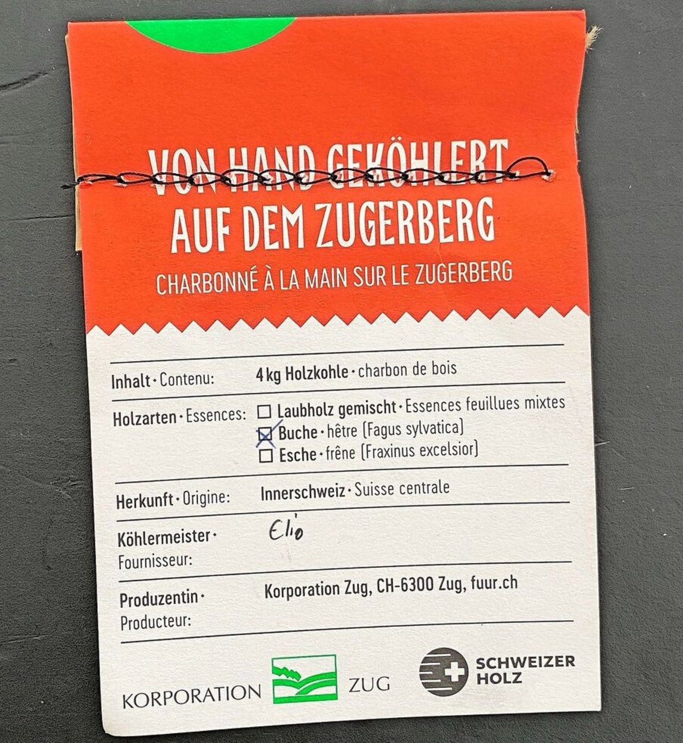 Keine Massenware: An jedem Holzkohlesack der Zuger Holzkooperation hängt  ein Etikett mit dem Namen des Köhlers. 