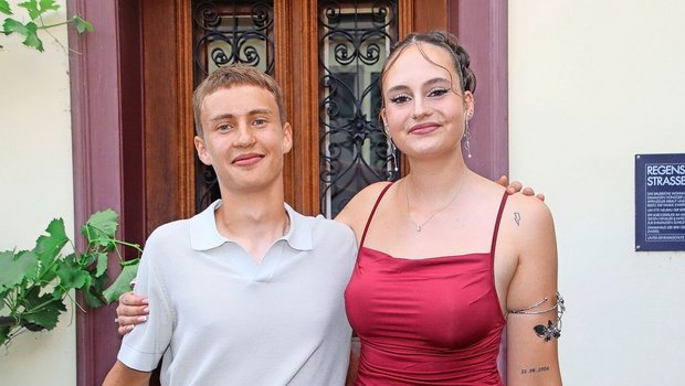 Schlossen erfolgreich ihre Lehre als Weintechnologe ab: Célia Carré aus Rumlikon und Fabio Friedrich aus Winterthur.