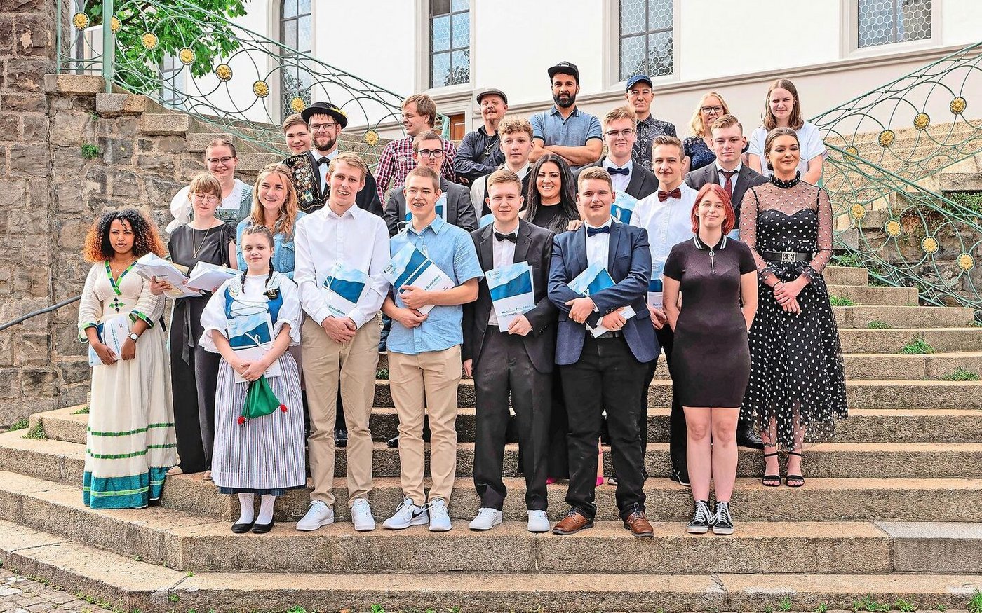 Die erfolgreichen Absolvent(innen) Milchtechnologen EFZ und Milchpraktiker EBA von Sursee. 