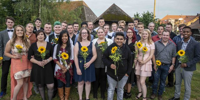 Die 34 neuen Fachkräfte der Milchwirtschaft starten in ihre berufliche Zukunft. Sie alle haben ihr Fähigkeitszeugnis oder ihr Berufsattest an der Diplomfeier erhalten. (Bild zVg) 