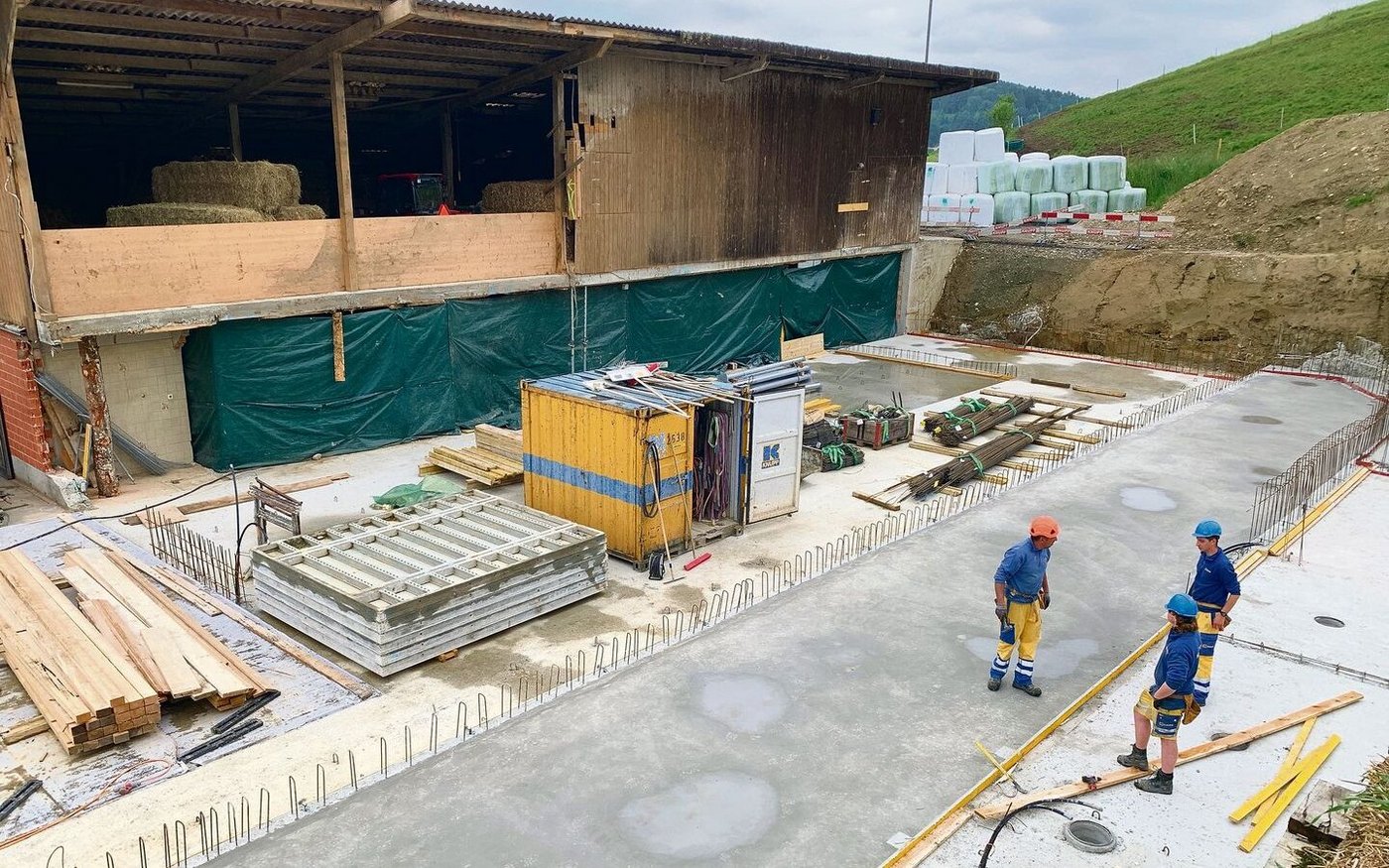 Der Bau von Rindviehscheunen (Bild), vorausgesetzt, die Abstand- und Ammoniakauflagen sind eingehalten, gibt weniger zu reden als wenn es um Remisen oder zonenfremde Wohnbauten ausserhalb der Bauzonen geht. 