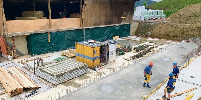 Der Bau von Rindviehscheunen (Bild), vorausgesetzt, die Abstand- und Ammoniakauflagen sind eingehalten, gibt weniger zu reden als wenn es um Remisen oder zonenfremde Wohnbauten ausserhalb der Bauzonen geht. 