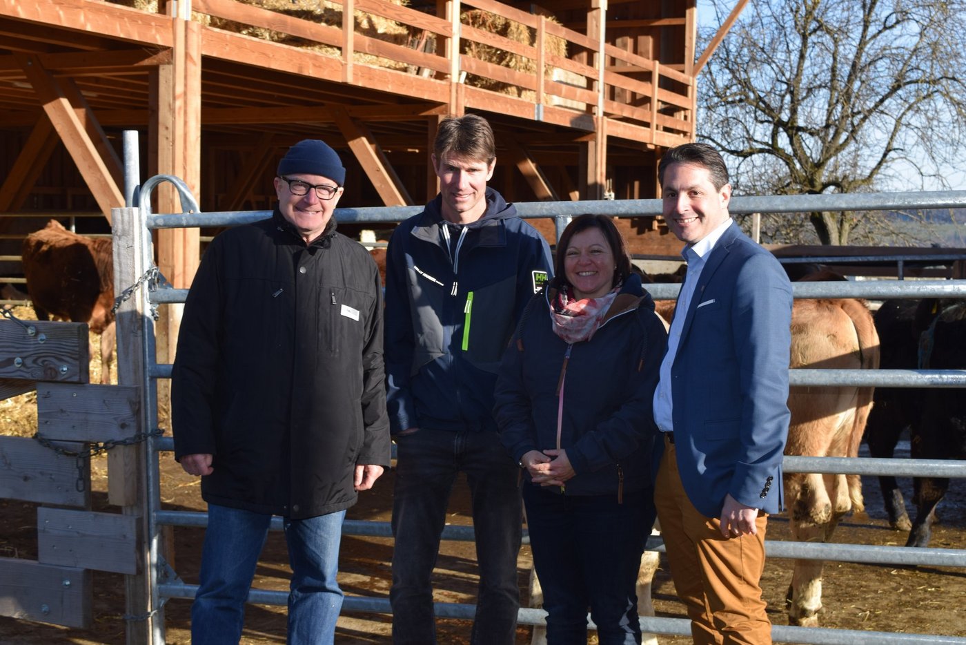 Sie wollen mit dem Aldi Bio Weide Rind Verantwortung für die männlichen Bio-Milchrassenkälber übernehmen (v.l.n.r.): Eric Meili (FiBL), das Ehepaar Daniel und Barbara Rutz und Thomas Eberle (Aldi Suisse). (Bild sgi)