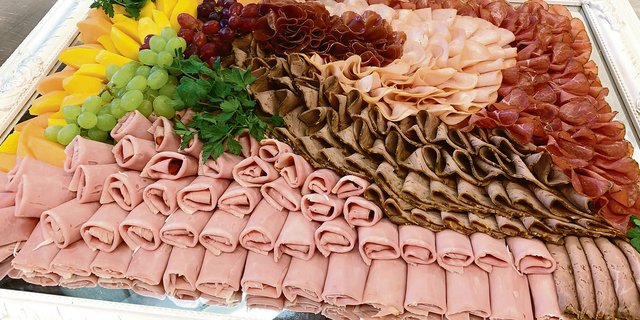 Teufelszeug Fleisch, dazu ein Klima- und Umweltkiller? Dass die Mensa der Uni Luzern auf fleischlos setzt, erhitzt die Gemüter. (Bild Josef Scherer)