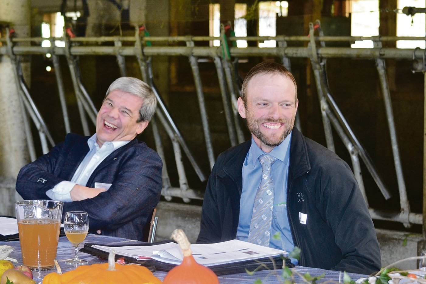 Simon Niederberger, Präsident Bauernverband Obwalden (r.), zusammen mit Regierungsrat Daniel Wyler. 