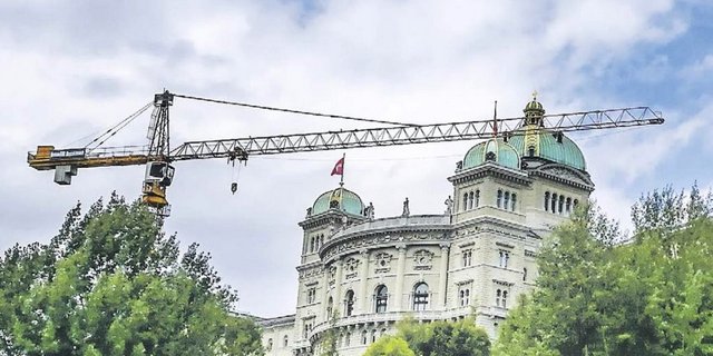  Im Sommer 2017 wurde rund um das Bundeshaus gebaut. Die Bauarbeiten dort sind mittlerweile beendet. Dafür beginnt jetzt der Kampf um die nächste Agrarreform. (Bild hja)