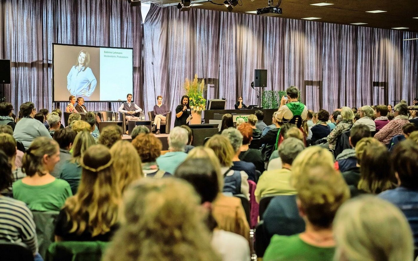 Am Tag der Bäuerin lauscht das Publikum interessiert den Referentinnen und Referenten, in diesem Jahr bereits zum 32. Mal.