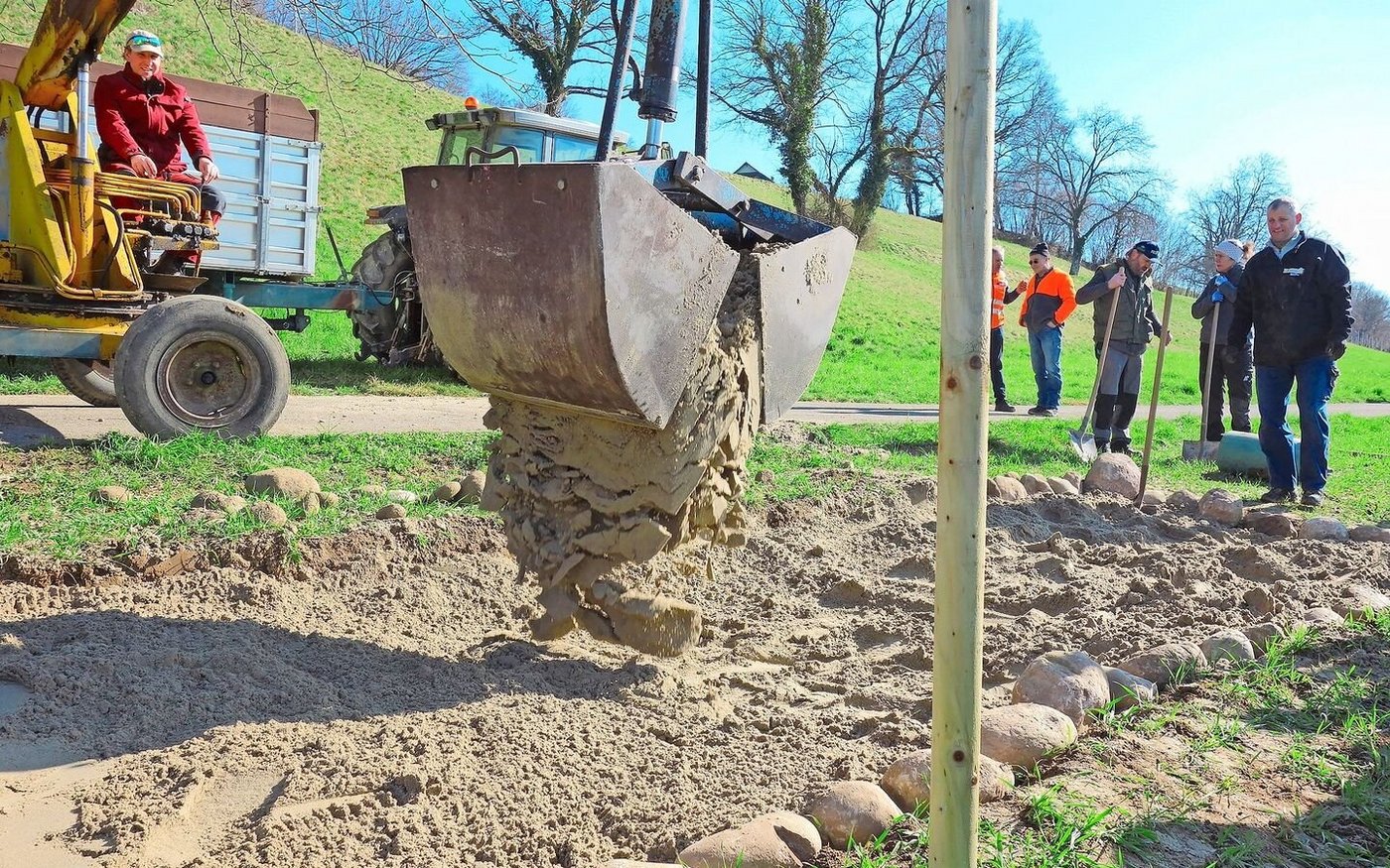 Fredy Umbricht beim Füllen der Sandlinse mit dem Bagger. Es braucht aber auch noch etwas Handarbeit. 